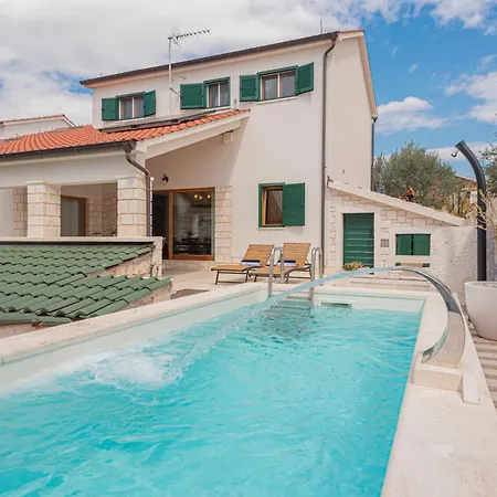 V4 Villa *