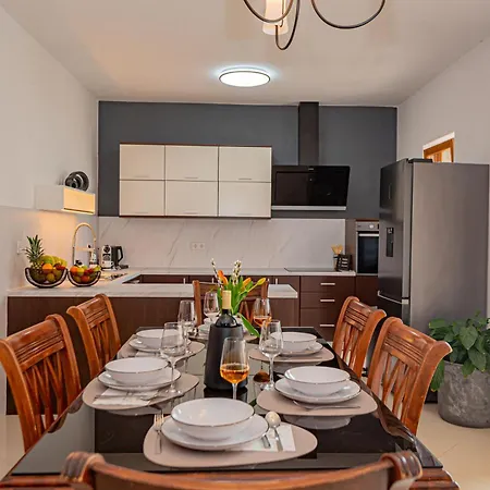 V4 Villa *