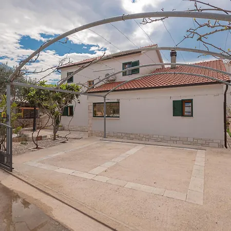 V4 Villa *